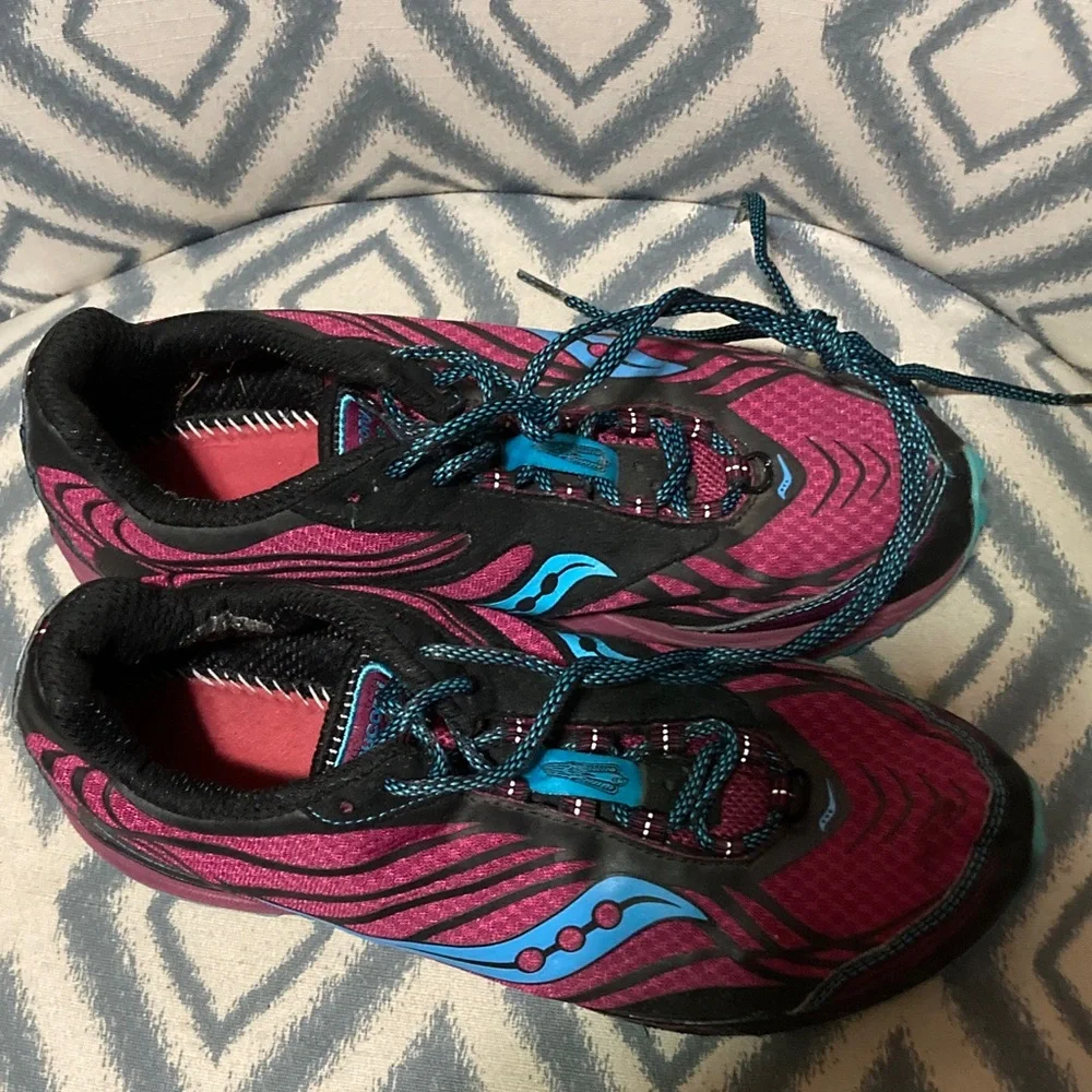 Saucony Women’s Pink and Teal Athletic Running Shoes 10‎ 🌸